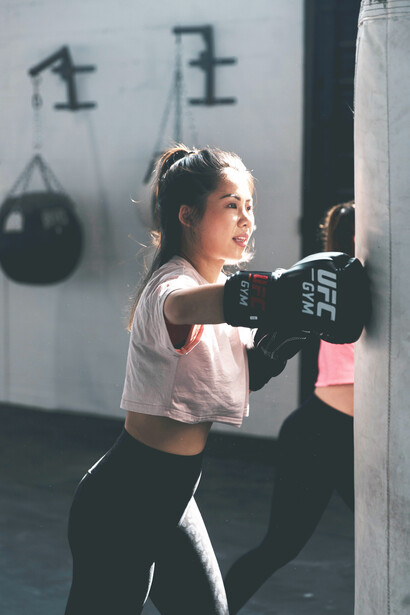 Mulheres tem praticado esportes como body combat cada vez mais