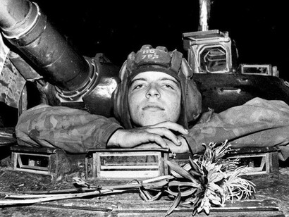 Un militar del Ejército soviético se asoma desde su tanque delante de la Casa Blanca Rusa durante el Golpe de Agosto, en la madrugada del 20 de agosto de 1991. Ffoto: Alexander Nemenov
