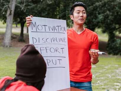 Jovem líder motiva a sua equipe com palavras de incentivo e afirmação