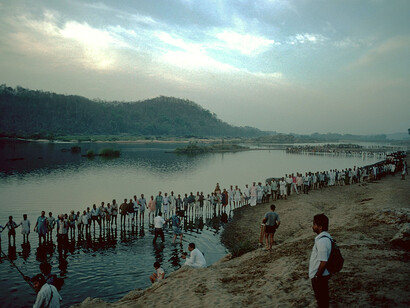 Human chain demonstration against mega-dams on Indravati river, Maharashtra, India @ Ashish Kothari
