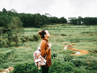A woman standing free in nature, in search of individualization