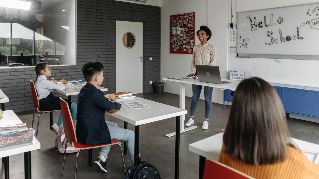 Professora dá instruções sobre aula em que os alunos poderão fazer pesquisas com a ajuda de inteligência artificial