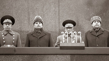 De izquierda a derecha, Nicolai Ogarkov, Mijaíl Gorbachov, Serguei Sokolov y Andrei Gromiko, Moscú, 1985