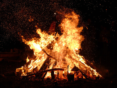 Según los abuelos y abuelas de los círculos sagrados, el fuego trae mensajes por lo que en las ceremonias se encienden hogueras de manera tradicional