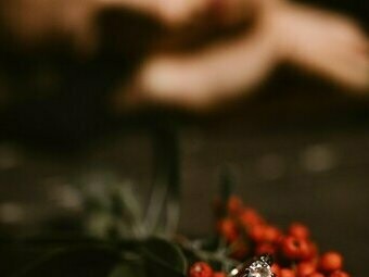 Mulher sofre enquanto observa aliança no chão. Quantas foram as vezes no decorrer de nossas vidas que erramos com algo ou alguém, e um algo ou alguém nos magoaram de tal forma que nunca conseguimos de fato superar essa dor? Acredito que ninguém está isento de passar por esta vida sem cometer tamanho erro ou sentir a dor que é ser ferido



