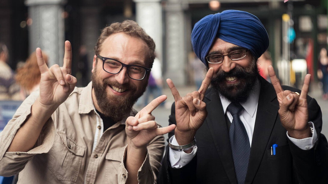 Tassista indiano scopre che sono italiano e fa il gesto delle corna 