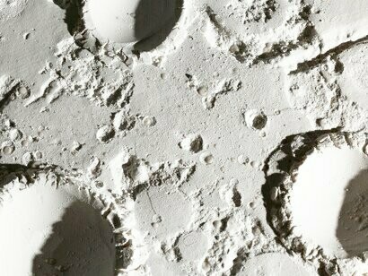 Terreno lunare, ricostruzione con l'ausilio dell'inteliggenza artificiale. La Luna può diventare una fonte di materiali rari, come l’elio-3, utili per l’energia sulla Terra