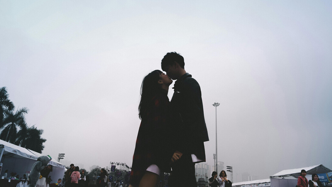 Casal coreano forma par romântico