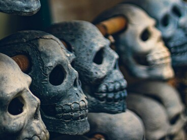 Um aspecto decisivo na tradição judaico-cristã — e, por extensão, na cultura ocidental — é a narrativa da suspensão do sacrifício humano. O episódio bíblico de Isaac (Gênesis 22) é paradigmático: o primogênito é destinado ao sacrifício, mas substituído por um animal no último instante. Do ponto de vista historiográfico, esse relato tem sido interpretado como um mito de transição, que marca a passagem de práticas sacrificiais humanas para formas simbólicas ou animais


