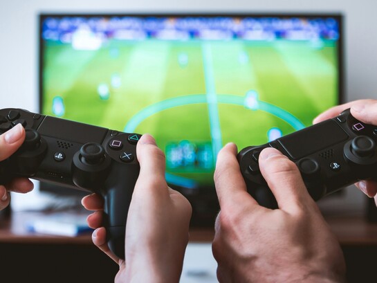 Un tempo il videogioco era soprattutto un’esperienza collettiva, costruita attraverso telefonate, incontri tra amici, tornei e condivisione dello stesso spazio