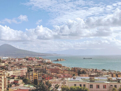 Veduta del Golfo di Napoli. Nel Vomero ci sono spazi per passeggiare e fermarsi a gustare un caffè, sognando il resto della città, che si può ammirare dalle alture