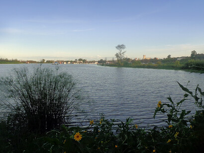 Las tardes en San Pedro adquieren un encanto especial cuando el sol naranja ilumina las aguas del Paraná. Costanera de San Pedro, Provincia de Buenos Aires, Argentina