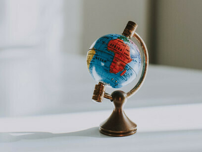 La démocratie est un régime politique, économique, social, culturel et international