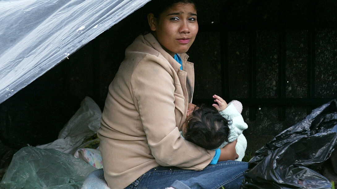 Una desplazada colombiana abraza a su hijo en un campamento 