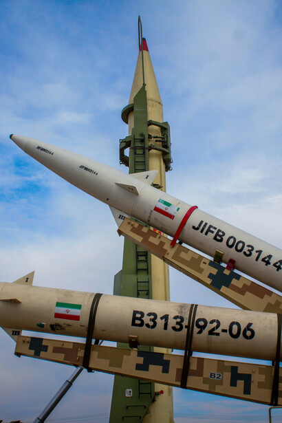 Des missiles exposés sur un système de lancement illustrent la montée des capacités militaires au cœur des tensions qui redessinent l’équilibre stratégique au Moyen-Orient, Iran