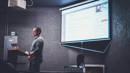 El cerebro humano y la inteligencia artificial comparten la capacidad de procesar información, aunque sus principios de funcionamiento y propósitos difieren