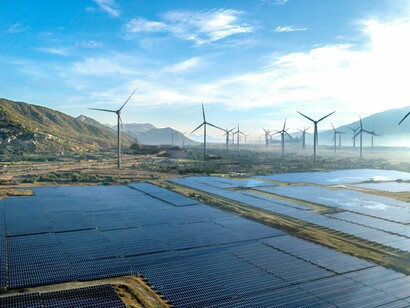 Nesse novo cenário, a política industrial ganha uma roupagem renovada. Já não se trata apenas de promover a competitividade e o crescimento do PIB, mas de orientar a transformação estrutural da economia em direção a padrões produtivos sustentáveis. A política industrial sustentável busca estimular setores capazes de gerar valor agregado, empregos de qualidade e inovação, ao mesmo tempo em que reduz impactos ambientais, promove a eficiência no uso de recursos naturais e contribui para a mitigação das mudanças climáticas