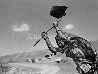 Sebastião Salgado, Worker on the Canal Construction Site of Rajasthan, India, 1990, gelatin silver print, 50 x 68 inches/125 x 180 cm © Sebastião Salgado/Amazonas Images