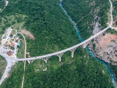 Montenegro. Vista aérea da Ponte do Đurđevića Tara
