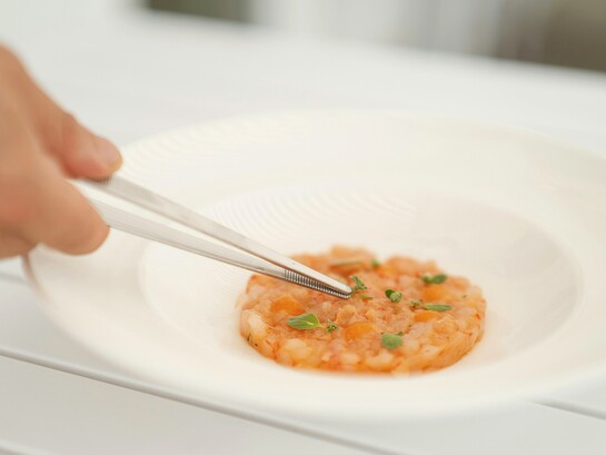 L’uso delle pinzette da cucina permette di posizionare ogni elemento con precisione millimetrica, trasformando il piatto in una composizione armoniosa