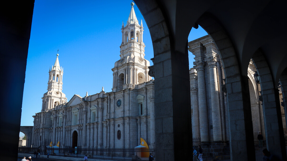 La Basílica Catedral de Arequipa, Perú, construida en sillar blanco y de imponente estilo neoclásico, sigue atrayendo la mirada de propios y extraños, en parte por su historia y en parte por su singular reloj que guarda más de un misterio. Fotografía de Christiam Ojeda Valenzuela
