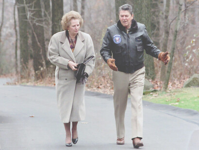 Ronald Reagan pasea con Margaret Thatcher en las instalaciones de Camp David