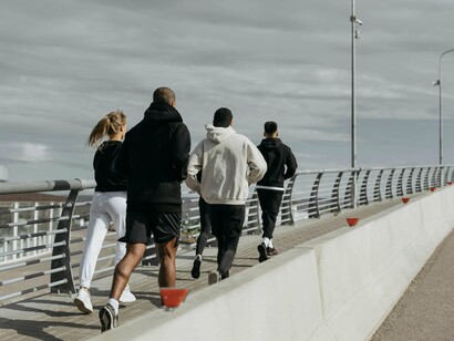 Mediocrizam-se ao máximo. Não lêem nada. Ou lêem menos de 4 livros anuais. Inteiros, só 27% conseguem... mesmo assim, juntando ambos, não alcançam 50% da amostragem estatística total. Têm que ser medíocres ao máximo, oras! Pouco medíocre não serve, a vantagem é ser integralmente débil