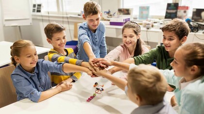 Crianças unidas em sala de aula