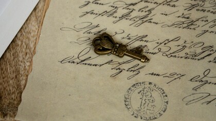 La teoria del patrimonio distante riconosce che i beni culturali e naturali non appartengono solo a chi li possiede geograficamente, ma all’intera umanità.

