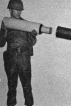 Fotografía de un proyectil nuclear M-388 Davy Crockett siendo preparado para lanzamiento, 1961