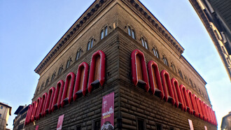 La facciata di Palazzo Strozzi con l'installazione di Ai Weiwei