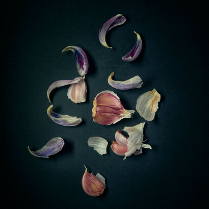 Spicchi d'aglio. «Eh già, forte, mi piace quel sapore. Mi piace proprio», si fece sfuggire CC