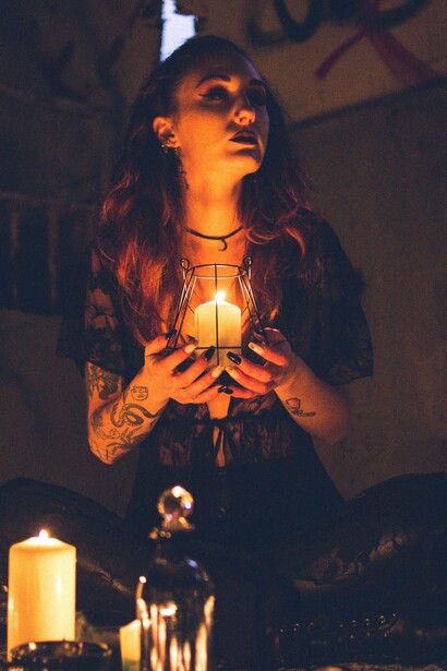 A magia de Babalon é essencialmente erótica, mas não pornográfica. É uma liturgia do corpo e da consciência. Em oposição à repressão patriarcal que historicamente associou o desejo feminino à culpa e à queda, Babalon eleva o prazer à categoria de sacramento. O sexo, quando vivido como ritual consciente, torna-se ferramenta de ascensão espiritual e de criação mágica

