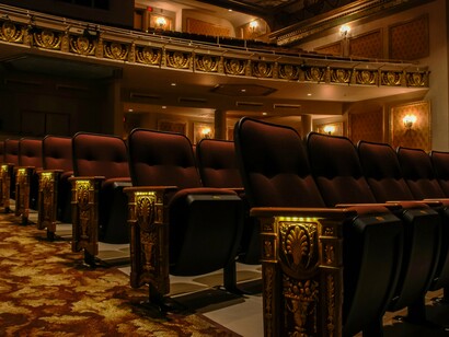 Enquanto as características humanas de Lola são reveladas por meio dos flashbacks, no picadeiro, por sua vez, contemplamos Lola como mito, como imagem. Uma figura mitológica que entra em cena consciente desta condição, carregada nos braços dos homens como uma santa, e termina o espetáculo enclausurada em uma jaula, como um animal selvagem