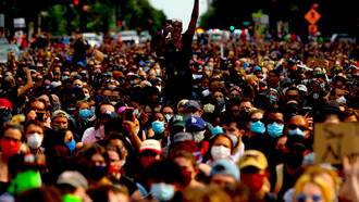 Y en medio de la pandemia, el virus del racismo eclosionó con toda su crudeza en EE UU, propiciando el resurgir de la cuestión racial y ocasionando una movilización sin precedentes recientes en Norteamérica