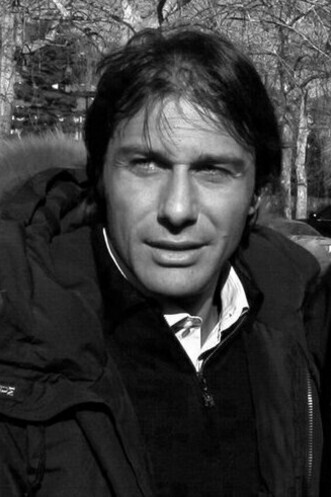 Obiettivo del nuovo Napoli di Conte, invertire la rotta. Dopo una stagione post scudetto, magra di soddisfazioni e conclusa con un misero piazzamento al decimo posto in classifica, sarà proprio il salentino la prima tessera della rifondazione azzurra