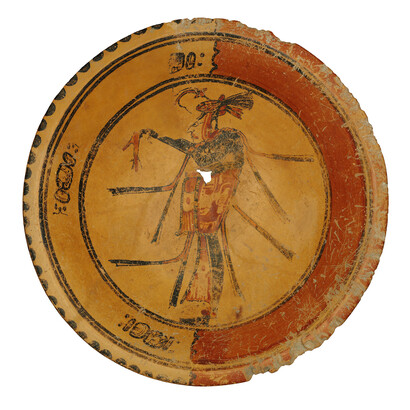 Piatto tripode policromo. Danzatore. Cultura maya, nord-est del Petén (Guatemala). Inizio del Classico recente, verso il 600 d.C. Ceramica a ingobbio arancio, barbottine nere ed ocra rosso, disegno a tratto nero. Altezza: 7 cm;  Diametro: 35 cm. Venezia, Collezione Ligabue
