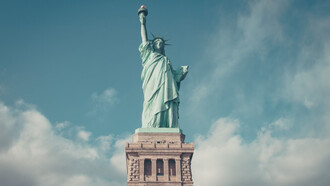 La libertad iluminando el mundo, conocida como la Estatua de la Libertad, uno de los monumentos más famosos de Nueva York, EE. UU. Se encuentra en la isla de la Libertad, al sur de la isla de Manhattan, junto a la desembocadura del río Hudson y cerca de la isla Ellis