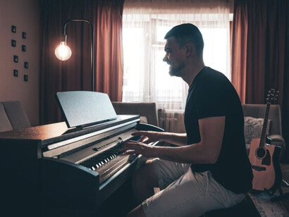 La música sin darnos cuenta nos hace pasar de uno a otro estado de ánimo y ante esa realidad empapada de sensaciones no puedo negar ser yo