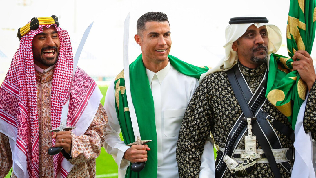Cristiano Ronaldo em celebração do Dia da Fundação da Arábia Saudita  junto a líderes do clube Al Nassr