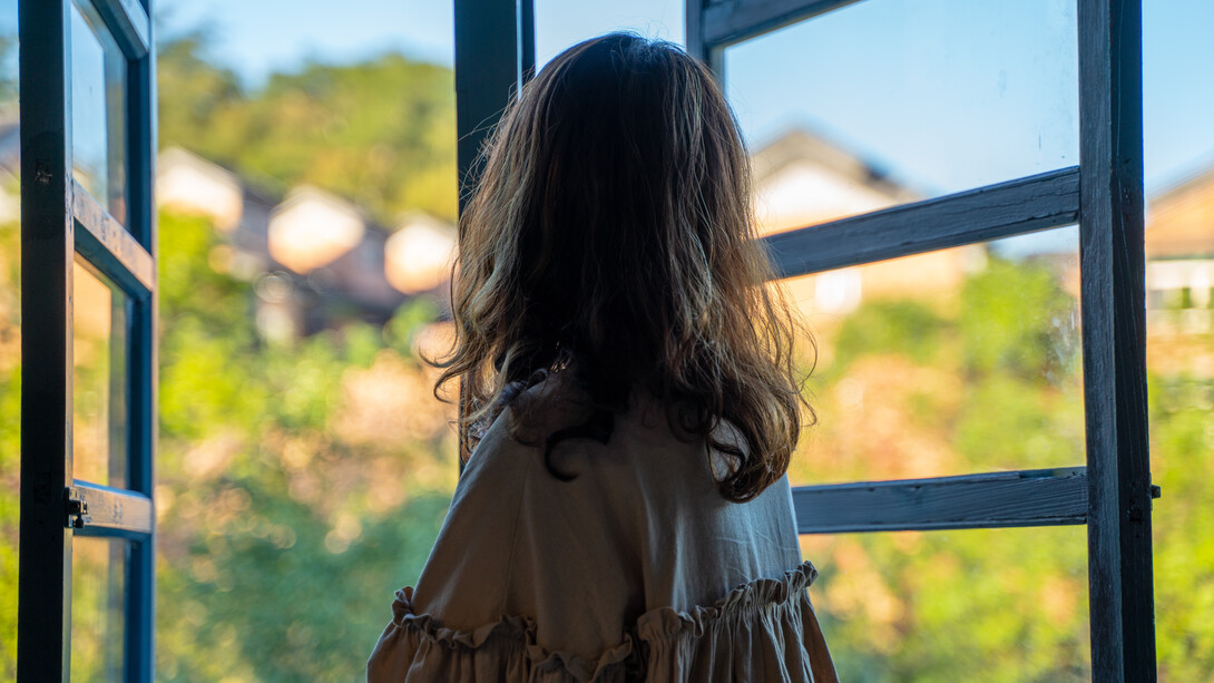 Sagoma di donna alla finestra. Alla fine, Carlo, non mi sono alzato quando avrei davvero dovuto, non ne ho avuto la forza, ora mi rimane solo l’azzurro del cielo a ricordarmi di te e gli alberi in primavera, che sbocciano orgogliosi e si lasciano accarezzare dal vento gentile ma che non si spezzano durante la tempesta invernale a ricordarmi di lei