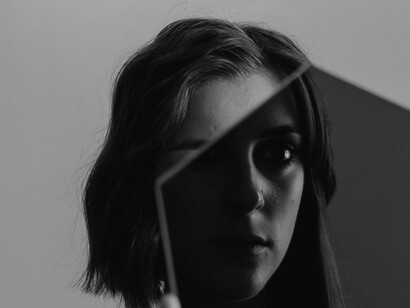 Mulher com espelhos. Sofre mais sempre o apaixonado da questão, porque ele, ou ela, não controlam o seu sentimento e normalmente enfiam os pés pelas mãos, o coração pela razão, que acabam perdendo, e tocam o terror em nome do que pensam ser amor, mas que vai se tornando em alta velocidade uma obsessão. Viver dessa forma não deve ser muito fácil, é tudo tão intenso e caótico, que deve doer e eliminar o prazer




