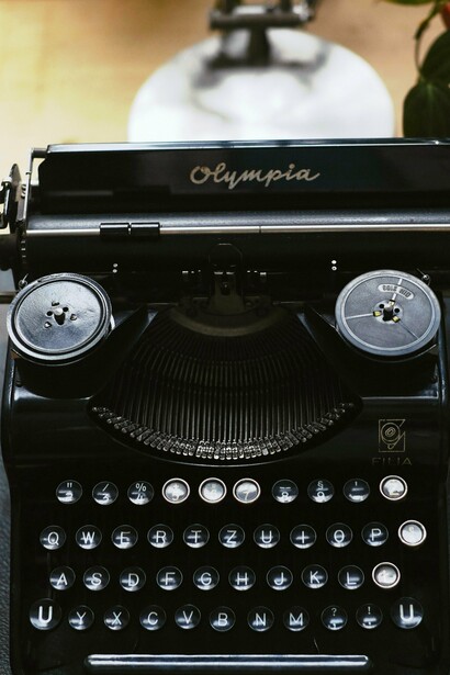 O que caracteriza o gênero épico é o fato de contar algo em prosa ou verso, por isso se trata de um gênero essencialmente narrativo. A presença de um narrador é condição essencial do gênero épico. O narrador é o autor da obra? Nas narrativas ficcionais, não