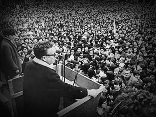 Salvador Allende en una concentración de la Unidad Popular