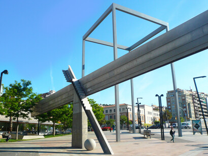 La plaza está dedicada a Ferdinand-Marie de Lesseps y Crevinyi (1805-1894), diplomático y empresario francés que ejerció como cónsul de Francia en Barcelona, España