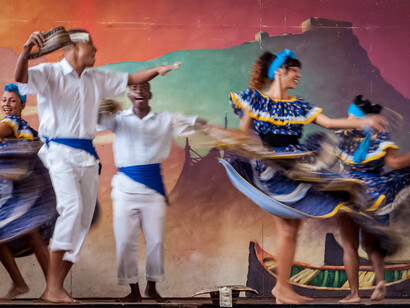 Terruño rico y abundante, famoso por el aroma del café, el caminar danzante, la tenacidad de sus gentes y la distribución del polvo blanco que genera la maldita riqueza con un lavado de activos que no limpia la sangre, ni el daño causado en la historia personal y colectiva de país maltratado.   Bailarines, 2018, Cartagena, Colombia