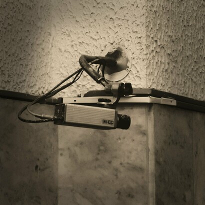 La vigilancia desde un "adentro" hacia un "afuera" marca una compleja relación entre ambos