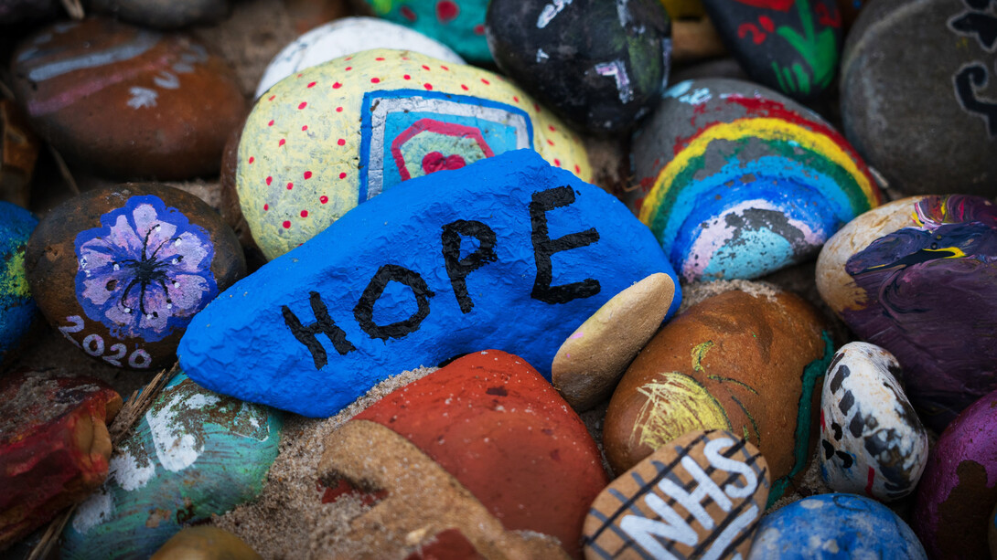 Piedra en azul con la palabra 'Hope' (esperanza)