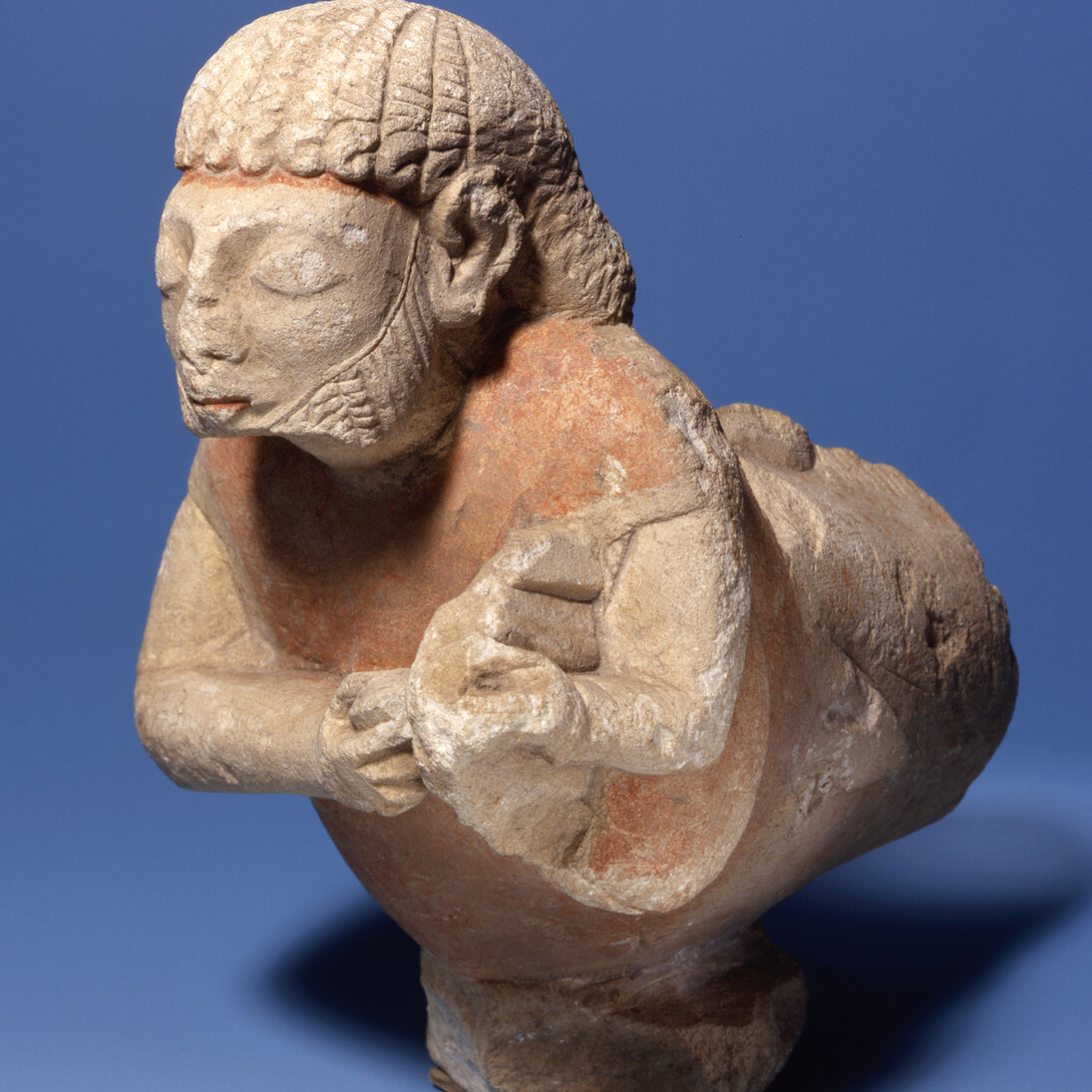 Créature hybride jouant de la lyre, Calcaire, h. 17,2 ; l. 16,5 cm, Découverte : Lindos, acropole, « couches archaïques »/ production : Chypre, 600-550 av. J.-C. Acquise en 1942, don de la Fondation Carlsberg © Copenhague, Musée national du Danemark