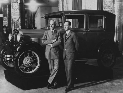 Edsel y Henry Ford presentando el nuevo Modelo A en la Exposición Industrial Ford en Nueva York, enero de 1928